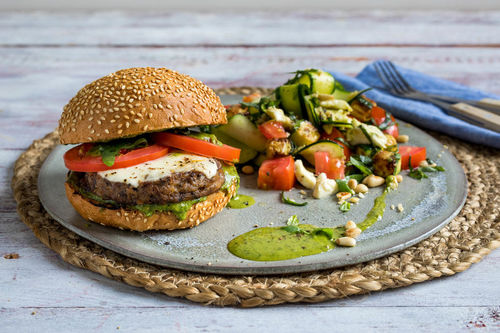 Veggieburger à la Caprese mit Champignonpatty und buntem Salat