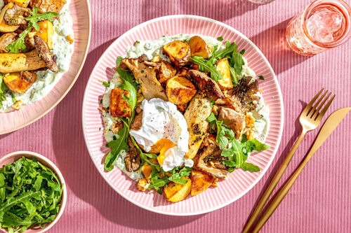 Kräuterseitlinge und pochiertes Ei mit Kartoffeln auf Kräutercreme und Rucola