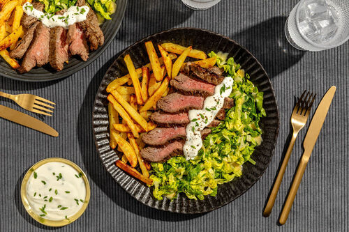 Vegetarisches Steak frites mit Schnittlauchjoghurt und Salat