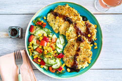Vegane Lauch-Mais-Bratlinge dazu Paprika-Gurken-Salat und Dip