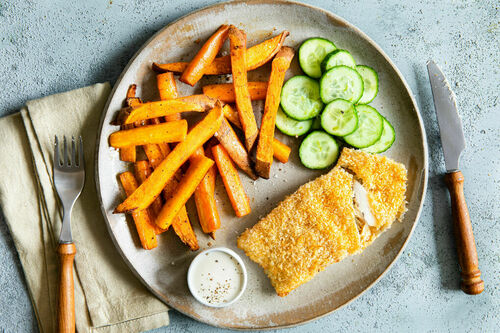 Seehechtfilet in Kokospanade dazu Süßkartoffelgemüse und Gurkensalat