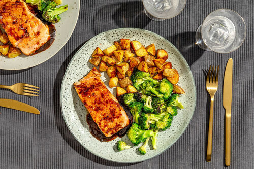 Lachsfilet mit Teriyakiglasur dazu Brokkoli und Röstkartoffeln