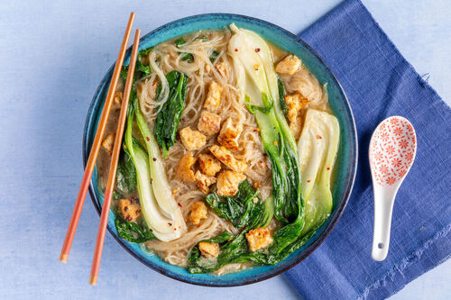 Tofu-Nudelsuppe Tan-Tan-Style mit Pak Choi und Spinat