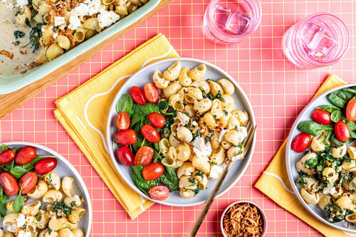 Pasta-Auflauf mit Feta und Spinat dazu Kirschtomaten-Salat