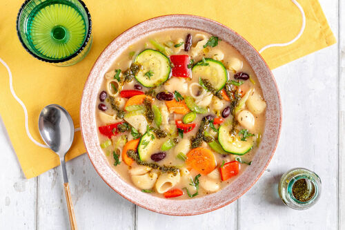 RS Schnelle Gemüse-Bohnen-Minestrone mit Pasta und Basilikumcreme