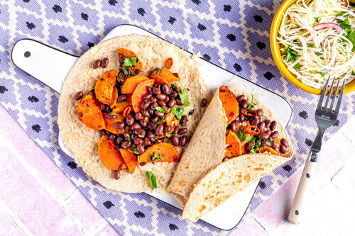 Pikante Süßkartoffel-Bohnen-Wraps mit Käse dazu spritzig-würziger Coleslaw