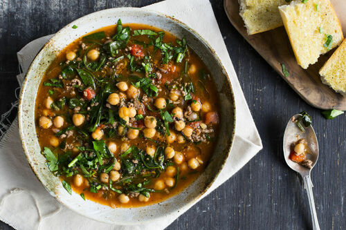 Türkische Rinderhacksuppe mit Kichererbsen und Spinat
