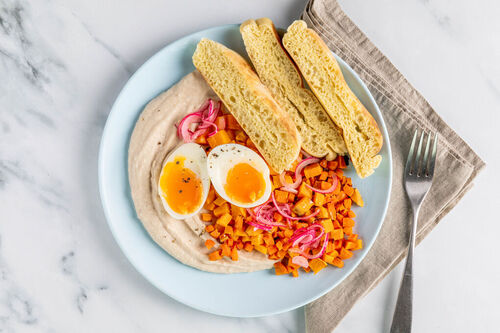 Ofengemüse mit würzigem Bohnenmus dazu gekochte Eier und Bazlama-Pfannenbrot