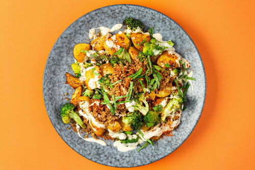 Pikante Röstkartoffeln mit Brokkoli garniert mit Tahini-Dressing und Quinoa