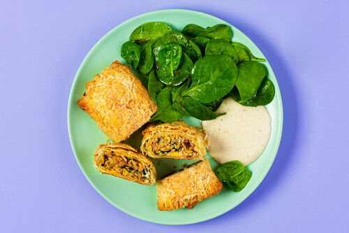 Blätterteig-Lauch-Strudelchen mit Käse dazu Spinatsalat