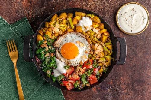 Bratkartoffeln indische Art mit Spiegelei dazu Mangold und Tomaten-Rosinen-Salat