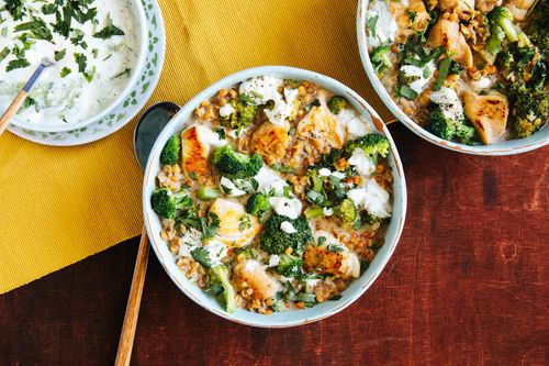 Indisches Hähnchen-Linsen-Dal mit Brokkoli und Gurkenraita
