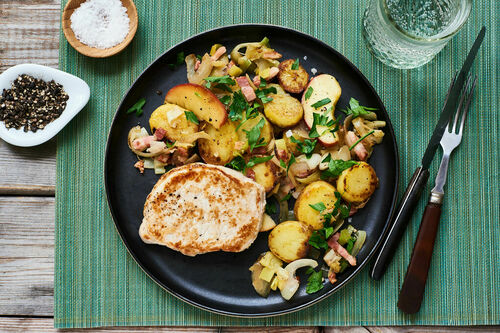 Zartes Schweinerückensteak dazu Bratkartoffeln mit Speck