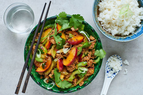 Süß-saure Hackfleischpfanne mit Nektarine und Sushireis