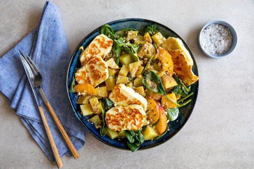 Halloumi auf Kartoffelsalat mit Pfirsich und Zitronen-Dukkah-Dressing