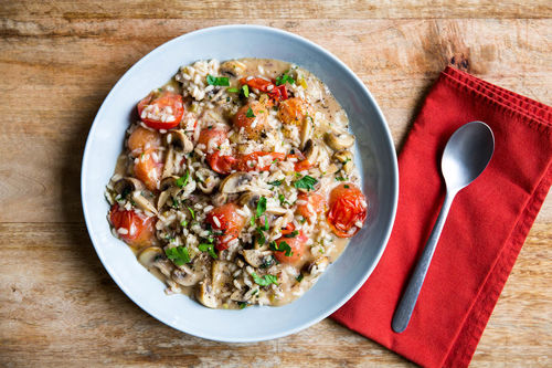 Champignon-Tomaten-Risotto mit Petersilie und Käse