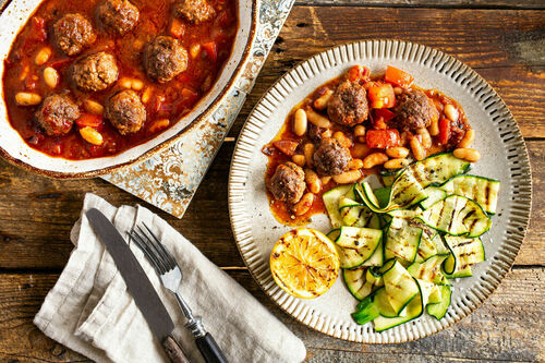 Albondigas mit Tomaten-Bohnen-Ragout und gegrillter Zucchini mit Zitrone