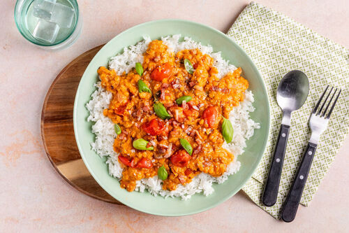 Bacon-Linsen-Eintopf mit Kirschtomaten auf duftigem Basmatireis