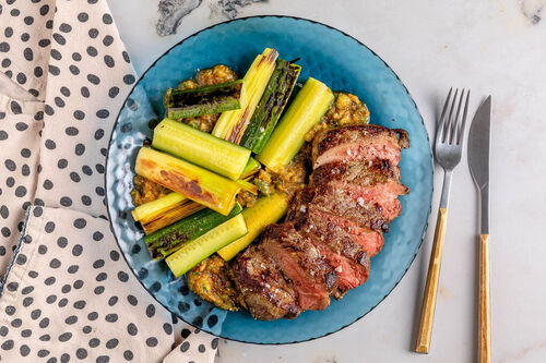 Rinderhüftsteak Nikkei-Style mit Röstgemüse und Gurkensala