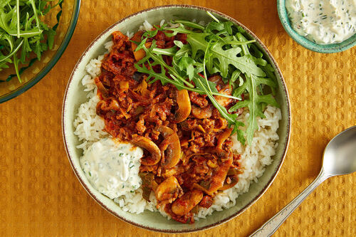 Herzhafte Rinderhackpfanne mit Pilzen und Schnittlauchdip auf Jasminreis