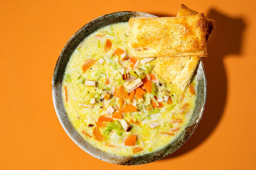 Gemüsecremesuppe mit Hähnchen serviert mit Knusperscheiben aus Blätterteig