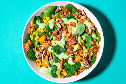 Tex-Mex-Quinoapfanne mit Pekannüssen mit Gemüse und cremiger Spinatsauce