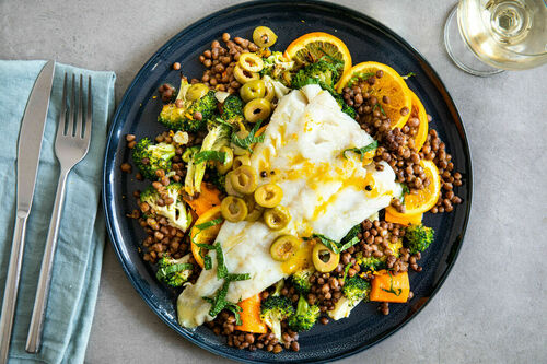 Seehechtfilet auf Orange serviert an Linsen-Gemüse-Salat mit Oliven