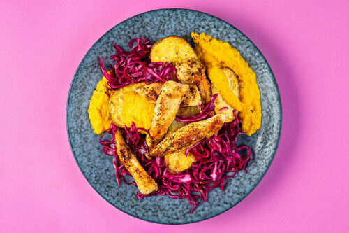 RS Bio-Hähnchen mit Karotten-Tahini-Creme an Ofenkartoffeln und Rotkohlsalat