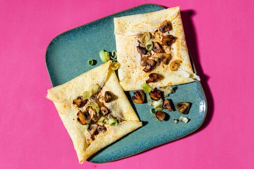 Herzhafte Champignon-Lauch-Galettes mit cremiger Käsesauce