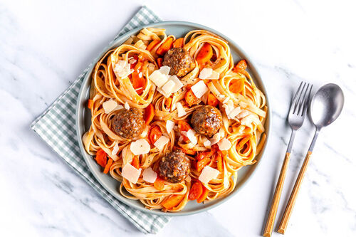 Pasta mit würzigen Hackbällchen serviert auf frischer Tomatensauce