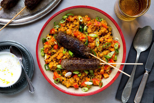 Türkische Hackfleisch-Köfte an lauwarmem Linsensalat und Joghurt