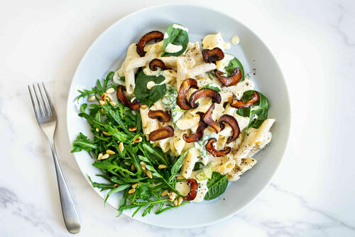 Vegane Carbonara mit Portobello„bacon“ dazu Rucolasalat mit Pinienkernen