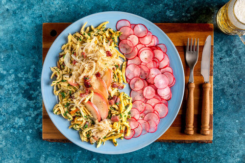Knusprige Spätzle-Speck-Pfanne mit Apfel-Sauerkraut und Radieschensalat
