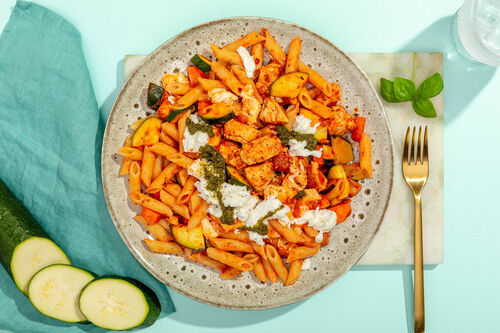 Penne mit Mozzarella und Hähnchen in Tomatensauce mit Karotten und Zucchini