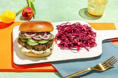 Burger mit Bio-Rind Asia-Style serviert mit Ofenkartoffeln und Rotkohlsalat