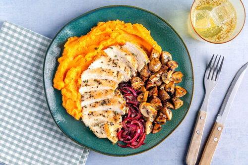 Bio-Hähnchenfilet an Süßkartoffelpüree mit Zwiebelmarmelade und Champignons