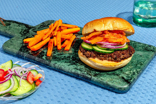 Beef-Burger mit Kimchi und Karottenpommes dazu Tomaten-Gurken-Salat mit Sesamöl
