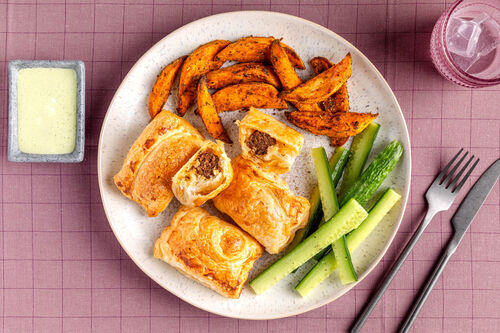 Wurst Bites mit Süßkartoffelspalten dazu cremiger Basilikum-Dip