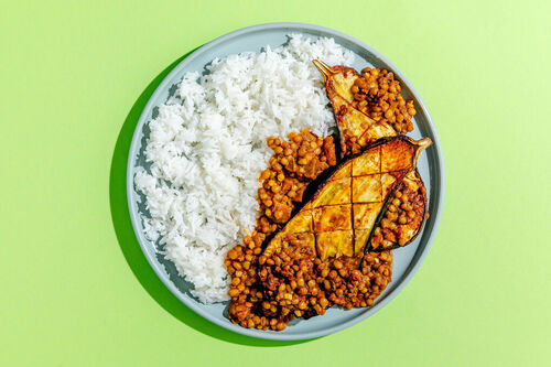 Zarte Aubergine mit würzigen Linsen serviert auf lockerem Basmatireis