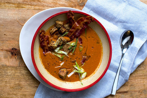 Rote Linsensuppe mit Speckchips x2 und Vollkorncroûtons