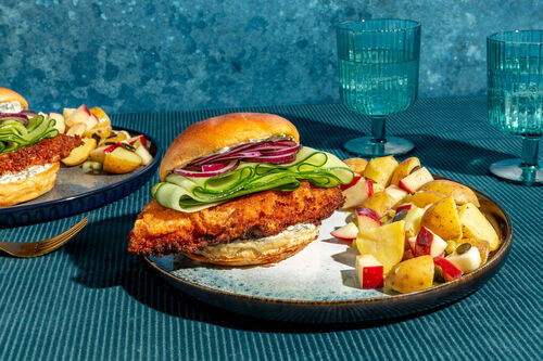 Fried Chicken Sandwich mit Gurke dazu Kartoffelsalat mit Apfel und Sellerie