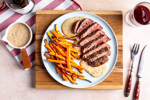 „Planted“-Steak mit Pfeffersauce dazu Süßkartoffel-Karotten-Pommes