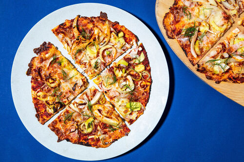RS Schnelle „Tortilla-Pizza“ mit Bacon belegt mit Zucchini und Lauch