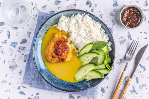 Indonesisches Brathähnchen mit Jasminreis mit Gurken-Basilikum-Salat und Sambal Badjak