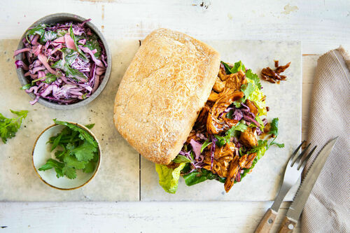 Pulled Chicken Sandwich mit würzigem Rotkohlsalat und Koriander