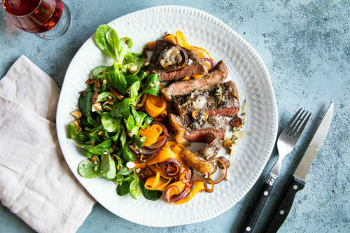 Rindersteak mit Knoblauch und Thymian dazu Karotten und Feldsalat mit Rauchmandeln