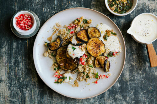 Gegrillte Aubergine auf Quinoa mit Granatapfel und Walnusskernen