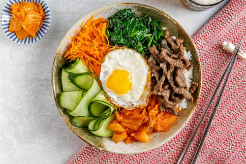 Bibimbap mit Rindfleisch und Spiegelei mit würzig-pikantem Kimchi