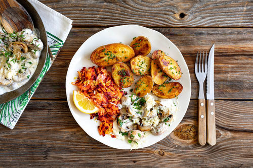 Rahmchampignons mit Käse an Ofenkartoffeln und Karottensalat