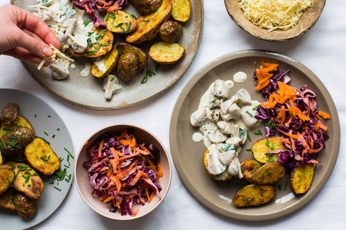 Rahmchampignons mit Käse dazu Ofenkartoffeln und Rotkohlsalat